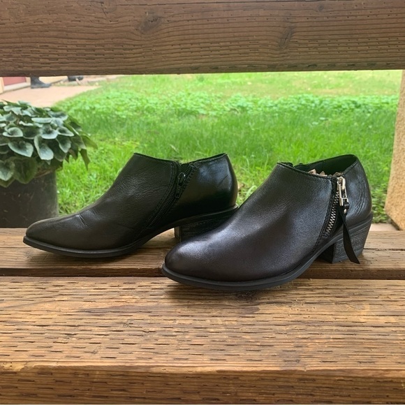 Women’s Steve Madden Rosaa Leather Zip-Up Ankle Booties - Picture 3 of 8